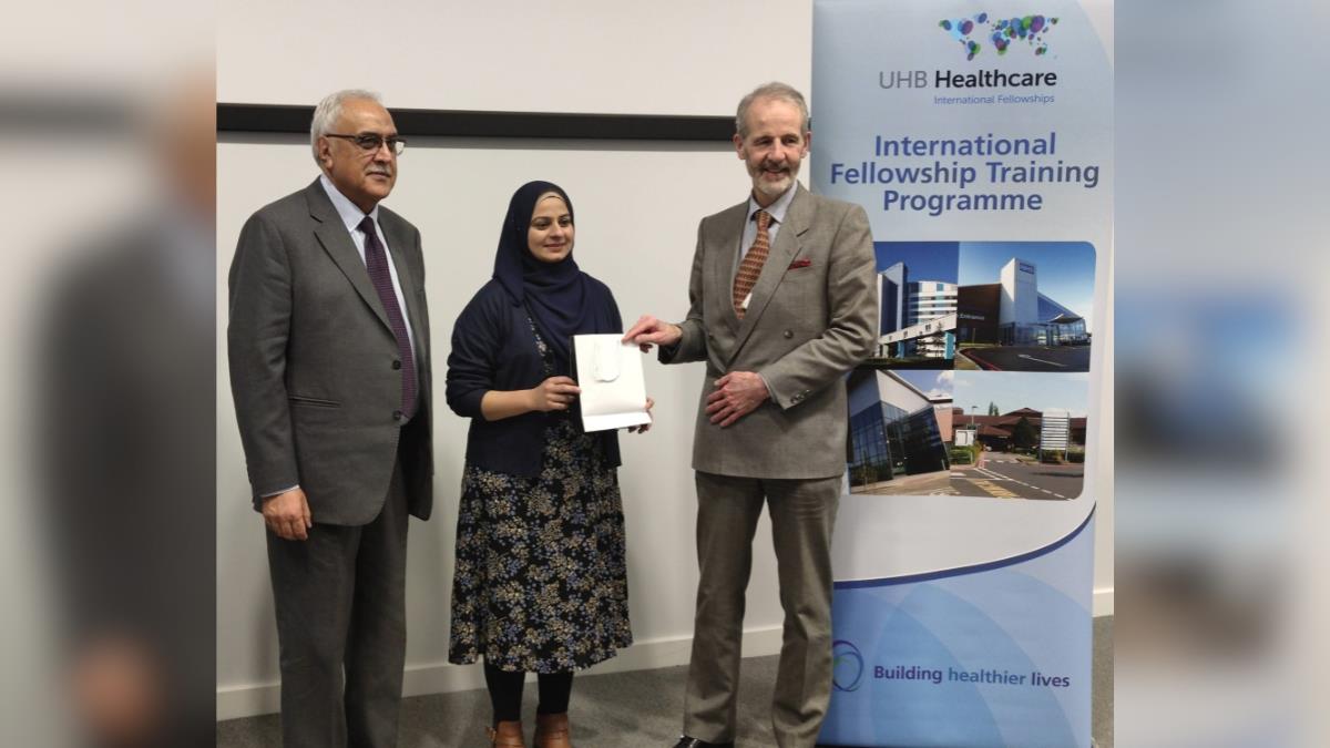 Dr Fouzia Saghir receives the Outstanding Achievement Award