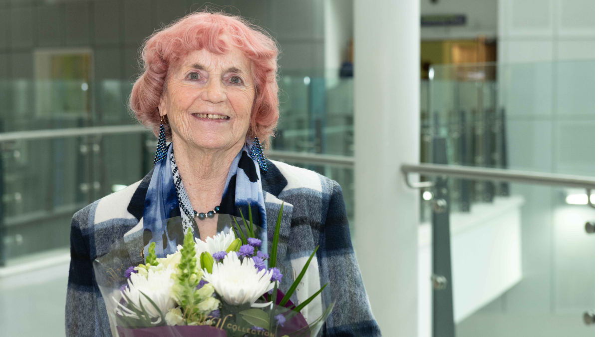 Tea bar volunteer says farewell after 30 years